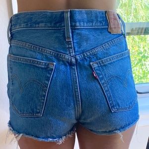 LEVIS CUT OFF DENIM SHORTS • SMALL